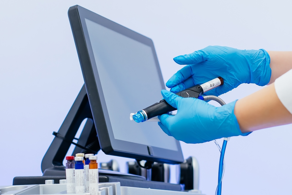 The,Cosmetologist,Prepares,The,Hydrafacial,Device,For,Operation,In,The