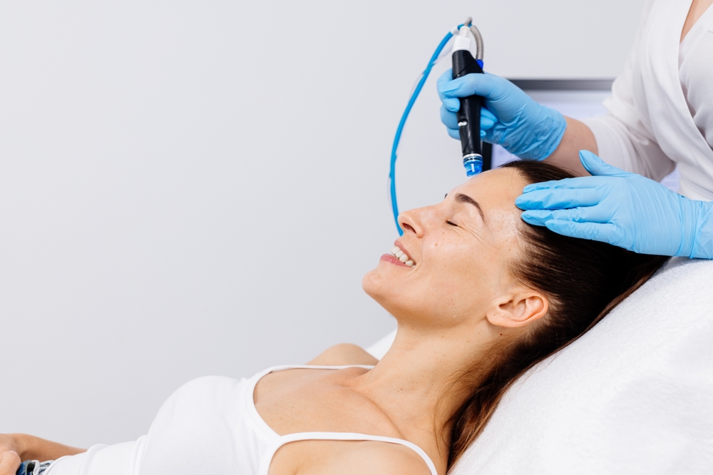 A,Middle-aged,Woman,Receives,Facial,Treatment,In,A,Professional,Beauty