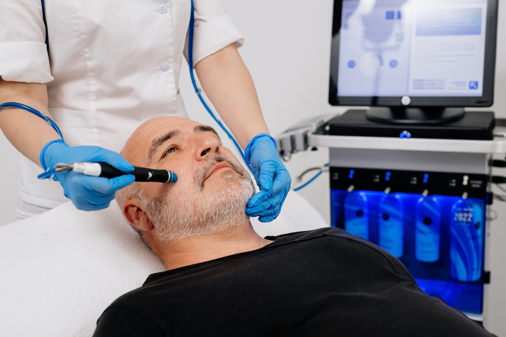 Middle,Aged,Male,Client,During,Deep,Facial,Cleansing,In,A
